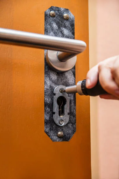 145k (1) عامل فتح أبواب في أم القيوين