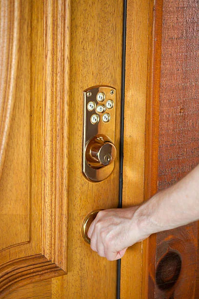 عامل فتح أبواب في دبي